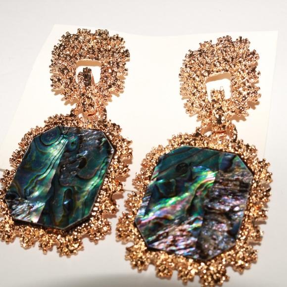 🐚 Drop Earrings(🛍Bundle 2+ for Discount 💰) - Picture 2 of 3